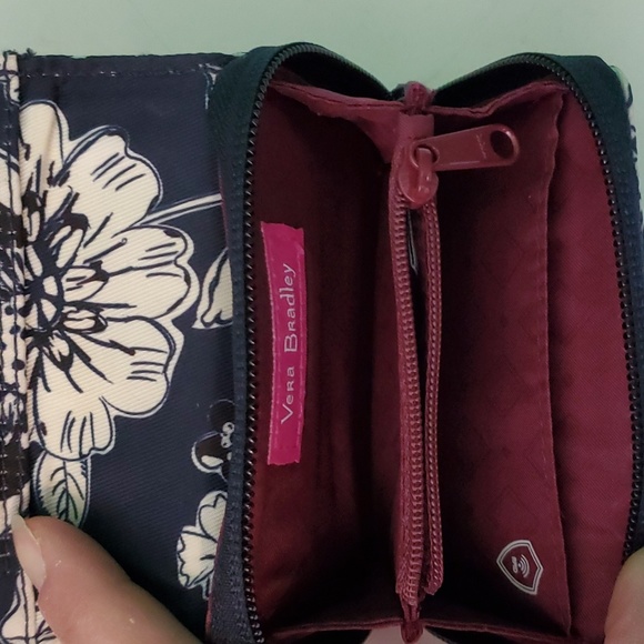 Vera Bradley blue and white floral multi pocket Keychain wallet - Picture 3 of 6